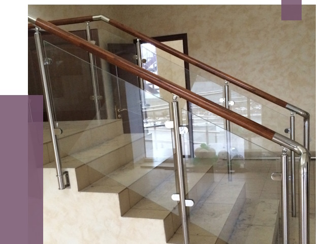 Комбинированные перила из металла и дерева в Инте